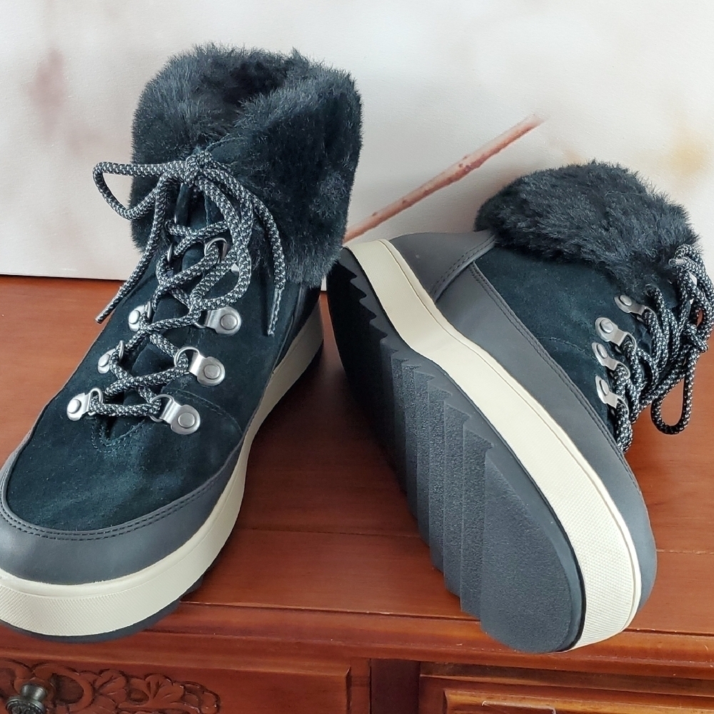 Koolaburra Black and Gray Winter Boots with Fur Lining - 11 - Picture 4 of 12